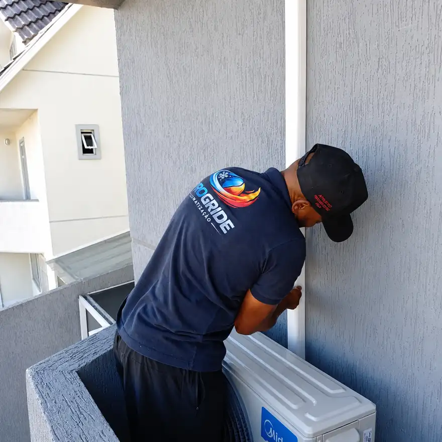 Instalação de condensadora na varanda de um apartamento