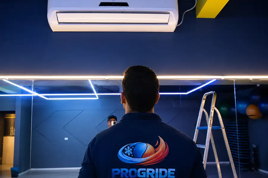 Ar-condicionado instalado no salão de uma academia atendida pela Progride
